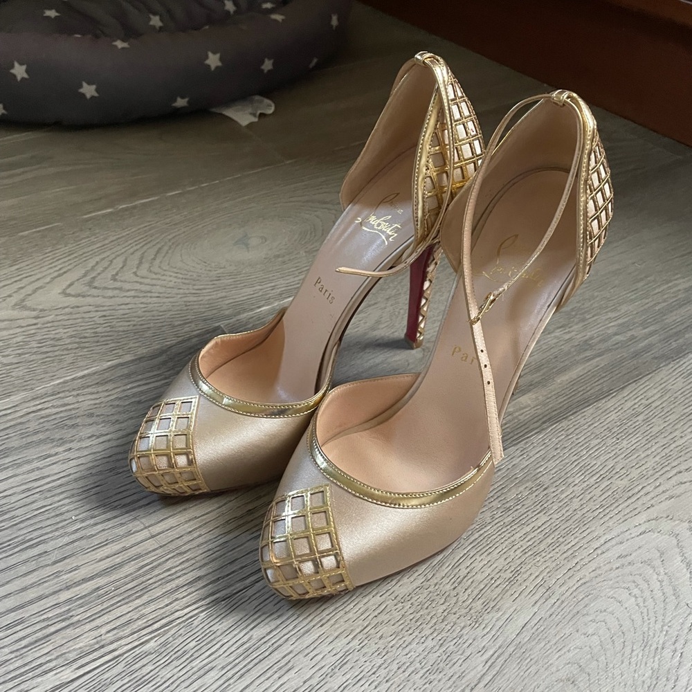 Christian Louboutin. Gold. Size 38 / 7.5